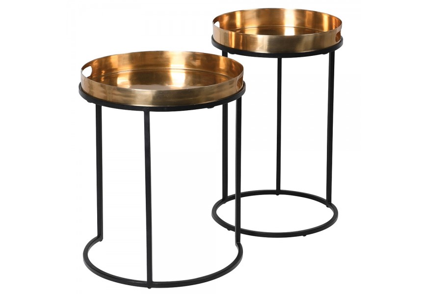 Dizajnová art deco sada dvoch kovových príručných stolíkov Bassete s okrúhlymi vrchnými doskami s vyvýšeným okrajom v tvare podnosu v zlatej farbe s čiernou podstavou s možnosťou zasunutia