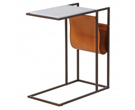 Industriálny mramorový príručný stolík Nashik s bielou obdĺžnikovou vrchnou doskou s kovovou lineárnou konštrukciou v čiernej farbe s koženým priečinkom na odkladanie časopisov a koňakovej hnedej farbe