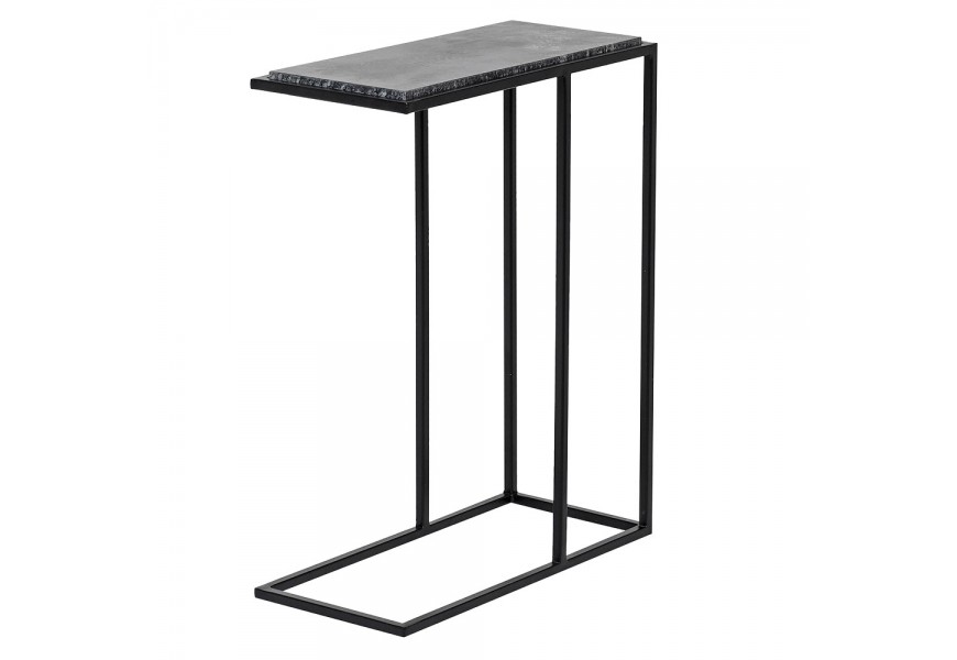 Moderný industriálny obdĺžnikový príručný stolík Nashik s čiernou kovovou konštrukciou s nožičkami na jednej strane s vrchnou doskou z mramoru v čiernej farbe so sivou kresbou