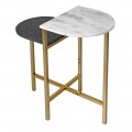 Glamour dvojúrovňový príručný stolík Duomarble so zaoblenou mramorovou bielou a čiernou doskou so zlatými nožičkami 64 cm