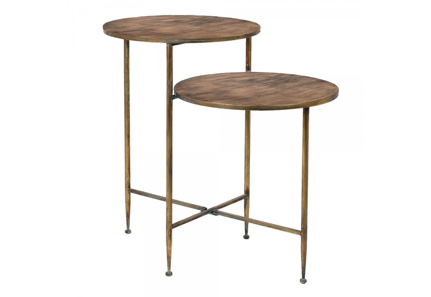 Vintage okrúhly medený dvojúrovňový príručný stolík Orvella so štyrmi nožičkami spojenými priečkou v tvare X zo železa s povrchovou dry-wash úpravou s patinovými detailmi