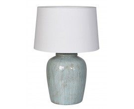 Dizajnová keramická stolná lampa Zippy a nohou v svetlej modrej farbe so zelenou patinou a lesklou glazúrou s bielym valcovitým tienidlom s rozšírenou spodnou časťou
