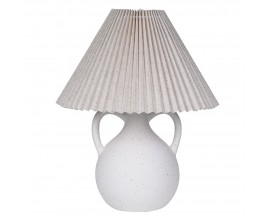 Vidiecka vintage nočná lampa Novelle s keramickou podstavou v tvare kameninovej vázy s dvomi uškami v bielej farbe s naturálnou štruktúrou s kužeľovitým skladaným tienidlom z bielej ľanovej textílie s prirodzenou farbou vlákna