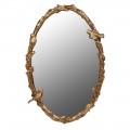 Dizajnové vintage závesné zrkadlo Forestia oválneho tvaru s rámom v zlatej farbe zo spletených konárov s listami a sediacimi vtáčikmi
