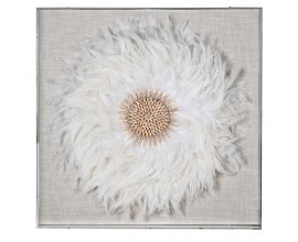 Etno štvorcový obraz Sea Breeze v štvorcovom chrómovom ráme s béžovým ľanovým plátnom s dizajnom kruhu z bieleho peria so stredom s drobných mušlí v svetlej hnedej farbe