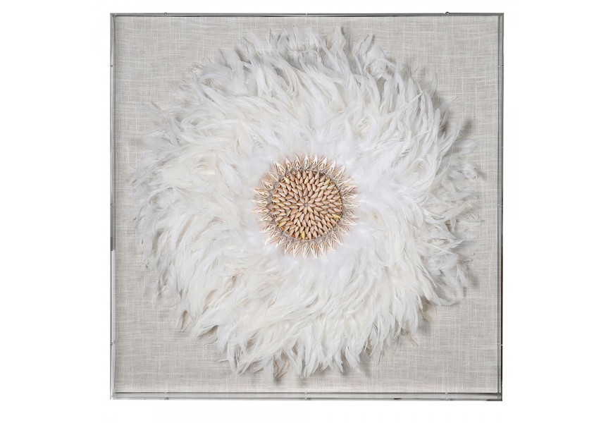 Etno štvorcový obraz Sea Breeze v štvorcovom chrómovom ráme s béžovým ľanovým plátnom s dizajnom kruhu z bieleho peria so stredom s drobných mušlí v svetlej hnedej farbe