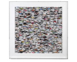 Moderná štvorcová nástenná dekorácia Stories s dizajnom naskladaných kníh vo farebných obálkach 90 cm