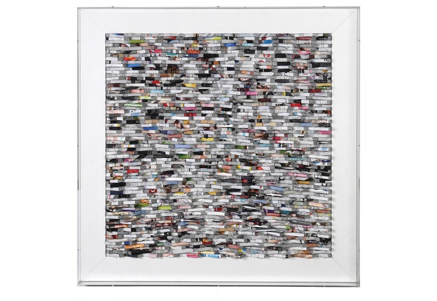 Dizajnový štvorcový obraz Stories s lesklým chrómvým rámom a bielym podkladom s plastickým motívom stĺpcov kníh v geometrickom umiestnení s rôznofarebnými detailnými obálkami