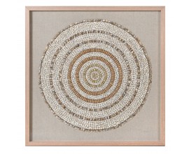 Etno štvorcová béžová nástenná dekorácia Seaside s ľanovým plátnom s dizajnom kruhu zloženého z ulít a lastúr v drevenom ráme so sklom