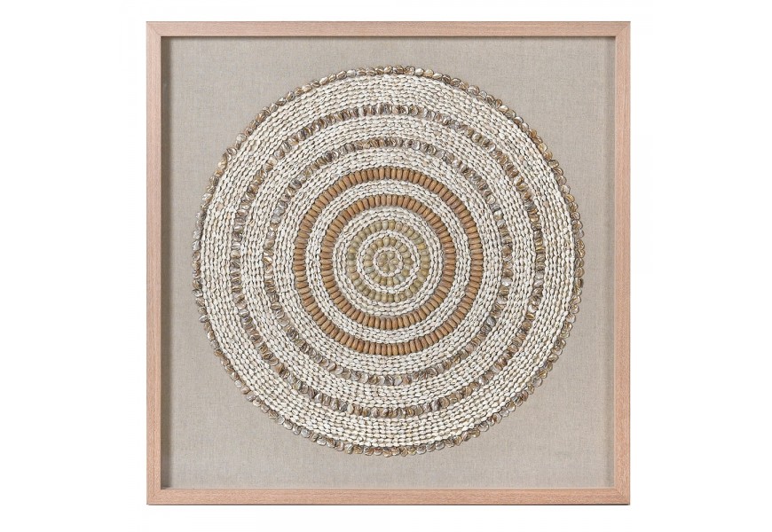 Etno štvorcová béžová nástenná dekorácia Seaside s ľanovým plátnom s dizajnom kruhu zloženého z ulít a lastúr v drevenom ráme so sklom