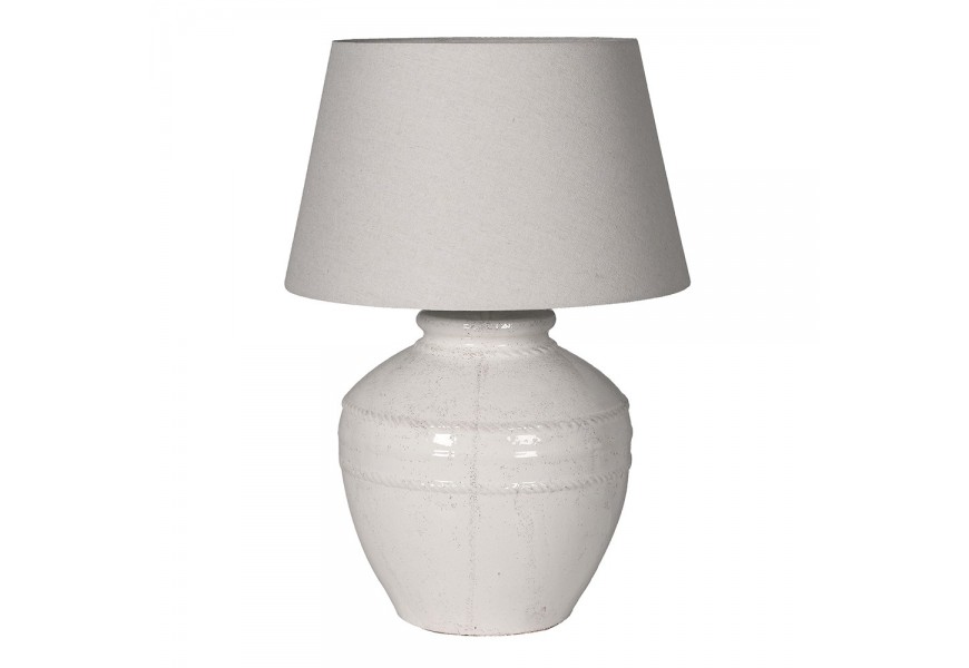 Provensálska keramická biela stolová lampa Corynth s mohutnou okrúhlou podstavou s minimalistickým plastickým zdobením a glazúrou s vysokým leskom s kónickým tienidlom z ľanu