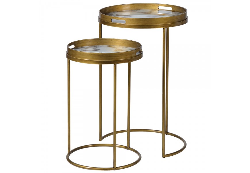 Art deco mramorová sada dvoch príručných stolíkov Maori s vrchnou doskou v tvare okrúhleho podnosu s vyvýšeným okrajom a doskou s bielym mramorovým dizajnom s konštrukciou z kovu v zlatej farbe