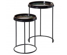 Dizajnová mramorová sada dvoch príručných stolíkov Maori s čiernou kovovou podstavou a vrchnými doskami v podobe čiernych okrúhlych podnosov so zlatým lemovaním s dnom s expresívnym mramorovaným dizajnom v odtieňoch zelenej a hnedej