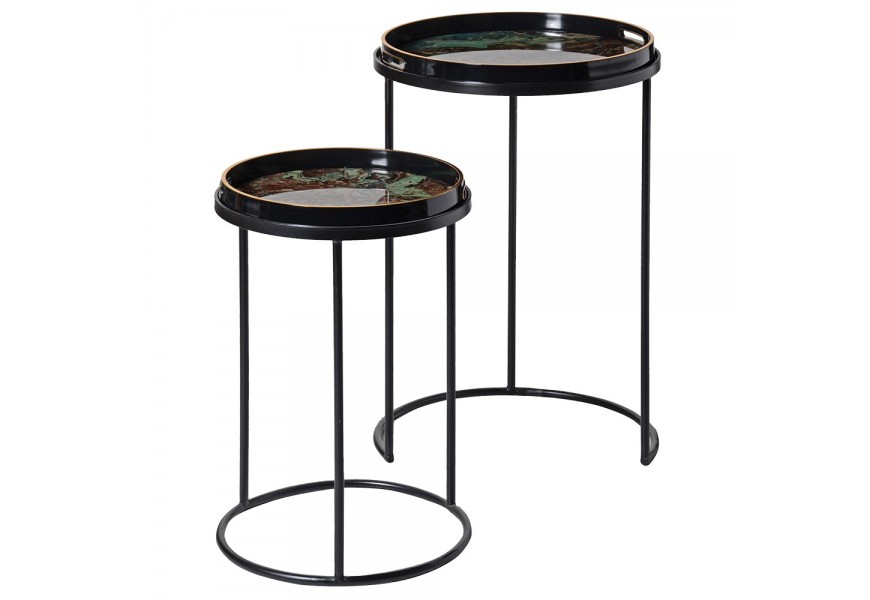 Dizajnová mramorová sada dvoch príručných stolíkov Maori s čiernou kovovou podstavou a vrchnými doskami v podobe čiernych okrúhlych podnosov so zlatým lemovaním s dnom s expresívnym mramorovaným dizajnom v odtieňoch zelenej a hnedej