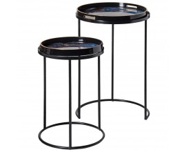 Dizajnový mramorová sada príručných stolíkov Maori s okrúhlymi vrchnými doskami v tvare čiernych lesklých podnosov so zlatým lemovaním a dno s dizajnom mramoru s expresívnou kresbou v modrých odtieňoch s čiernymi kovovými podstavami