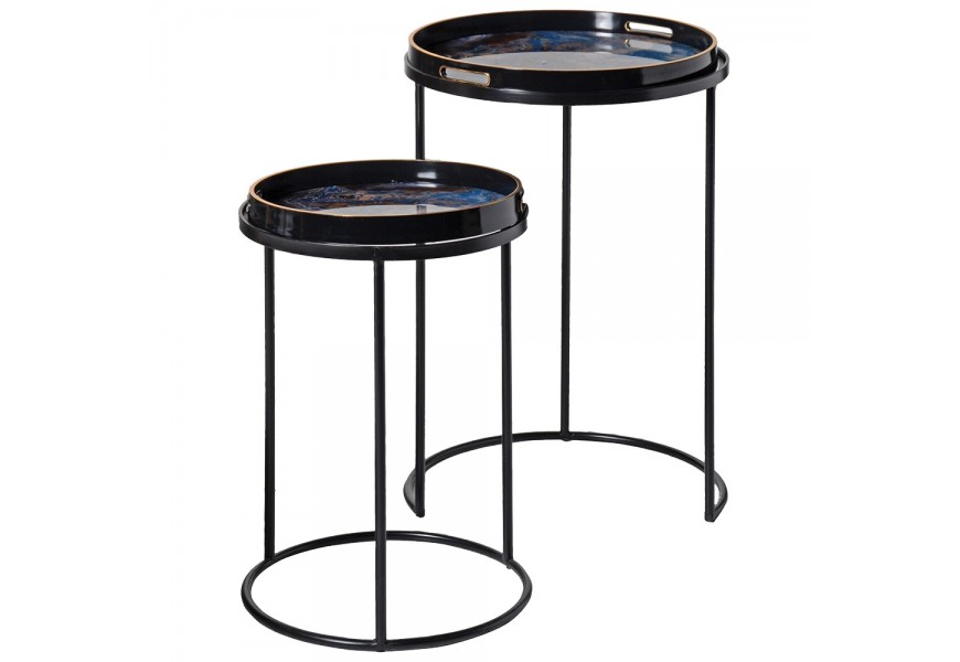 Dizajnový mramorová sada príručných stolíkov Maori s okrúhlymi vrchnými doskami v tvare čiernych lesklých podnosov so zlatým lemovaním a dno s dizajnom mramoru s expresívnou kresbou v modrých odtieňoch s čiernymi kovovými podstavami