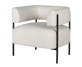 Dizajnové moderné biele kreslo Chevert s čalúnením a poťahom z buklé látky s mäkkou štruktúrou so vzdušnou opierkou v tvare U a kovovými nohami v čiernej farbe s predĺženými líniami