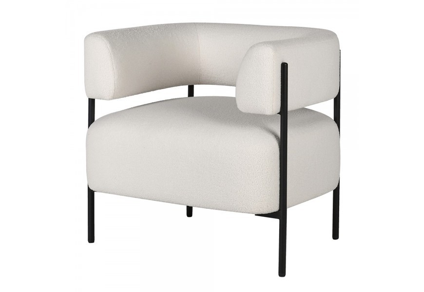 Dizajnové moderné biele kreslo Chevert s čalúnením a poťahom z buklé látky s mäkkou štruktúrou so vzdušnou opierkou v tvare U a kovovými nohami v čiernej farbe s predĺženými líniami