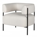 Dizajnové moderné biele kreslo Chevert s čalúnením a poťahom z buklé látky s mäkkou štruktúrou so vzdušnou opierkou v tvare U a kovovými nohami v čiernej farbe s predĺženými líniami