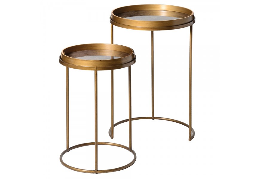 Dizajnová vintage sada dvoch príručných stolíkov Amritsar s okrúhlymi doskami s dizajnom podnosov so skleneným dnom s obrazcom starožitnej mapy v hnedých odtieňoch s konštrukciou v zlatej farbe