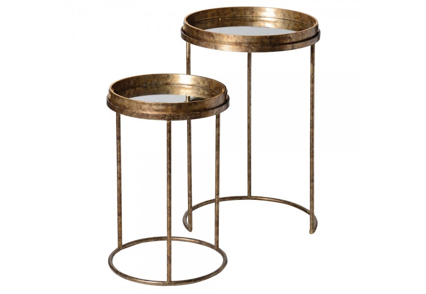 Vintage sada dvoch okrúhlych zlatých príručných stolíkov Amritsar s patinovanou konštrukciou s vrchnými doskami v tvare podnosu so zrkadlovým dnom s dizajnovou patinou v mramorovom vzore