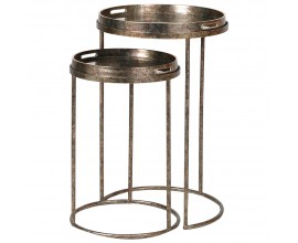 Koloniálna vintage sada dvoch príručných stolíkov Amritsar s okrúhlymi doskami v tvare podnosov so zrkadlovým dnom s dizajnom palmových listov s kovovou konštrukciou s tromi nohami v bronzovom prevedení s výraznou patinou