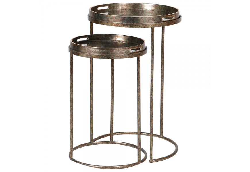 Koloniálna vintage sada dvoch príručných stolíkov Amritsar s okrúhlymi doskami v tvare podnosov so zrkadlovým dnom s dizajnom palmových listov s kovovou konštrukciou s tromi nohami v bronzovom prevedení s výraznou patinou