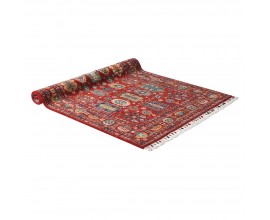 Luxusný etno koberec Nomad Red v obdĺžnikovom tvare v červenej farbe s ornamentmi a farebnými strapcami s bielymi koncami