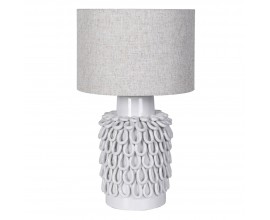 Dizajnová biela nočná lampa Loop White z keramiky s dekoračnou nohou a valcovým tienidlom z ľanu v sivej farbe s dekorovanými očkami