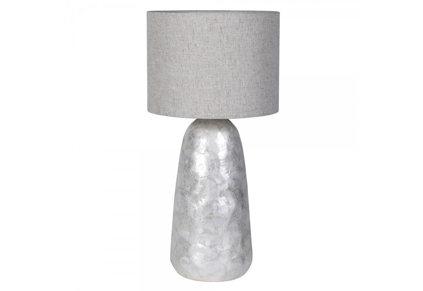 Dizajnová perleťová nočná keramická lampa Pearl Silver s oblou nohou v striebornej farbe a valcovým tienidlom z ľanu v sivej farbe