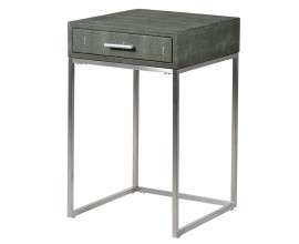 Glamour nočný stolík Savoy Grey so sivým koženým povrchom so shagreenovým vzorom a striebornými kovovými nožičkami so zásuvkou s kovovou úchytkou