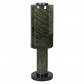 Moderná sklenená nočná lampa Spiral vo valcovom tvare v tmavo zelenej farbe so špirálami s kovovou podstavou v okrúhlom tvare s mramorovým vzorom