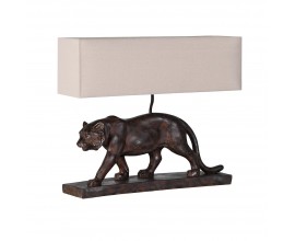 Vidiecka dizajnov&aacute; stoln&aacute; lampa Leonardo s mot&iacute;vom leva zo živice v hnedej farbe s obdĺžnikovou podstavou a konopn&yacute;m tienidlom v b&eacute;žovej farbe