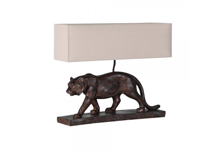 Vidiecka dizajnová stolná lampa Leonardo s motívom leva zo živice v hnedej farbe s obdĺžnikovou podstavou a konopným tienidlom v béžovej farbe