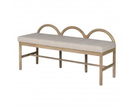 Luxusn&aacute; modern&aacute; dizajnov&aacute; lavica Akari s obdĺžnikov&yacute;m sedadlom s poťahom so &scaron;trukt&uacute;rovanej kr&eacute;movej ľanovej text&iacute;lie s kon&scaron;trukciou z mangov&eacute;ho a dyhovan&eacute;ho dreva v svetlej hnedej farbe s n&iacute;zkou opierkou s tromi oh&yacute;ban&yacute;mi obl&uacute;kmi