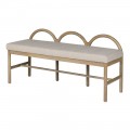 Luxusná moderná dizajnová lavica Akari s obdĺžnikovým sedadlom s poťahom so štruktúrovanej krémovej ľanovej textílie s konštrukciou z mangového a dyhovaného dreva v svetlej hnedej farbe s nízkou opierkou s tromi ohýbanými oblúkmi