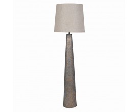 Orient&aacute;lna stojaca lampa Artemis s nohou zo živice v tvare kužeľa s vyrez&aacute;van&yacute;m zdoben&iacute;m v podobe artičokov&yacute;ch l&iacute;stkom v starožitnej zlatej farbe so sivou patinou s okr&uacute;hlym tienidlom z ľanu v svetlej sivej farbe