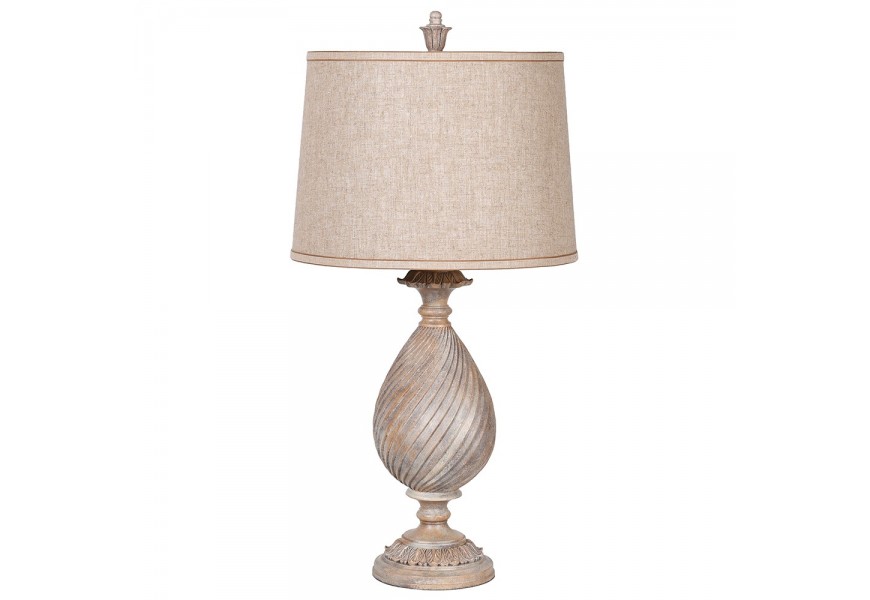 Klasická provensálska stolná lampa Estella s vyrezávanou podstavou s diagonálnym reliéfom a rastlinnou výzdobou v starožitnom patinovanom prevedení s valcovitým tienidlom z textilu v béžovej farbe