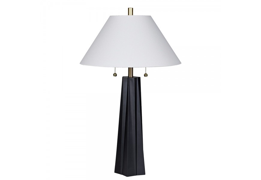 Moderná glamour stolná lampa Villara s dizajnovou skulpturálnou podstavou z akrylu v čiernej farbe so zlatou kovovou konštrukciou a bielym širokým ľanovým tienidlom kužeľovitého tvaru