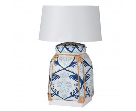 Dizajnová bambusová stolná lampa Anura s okrúhlym bielym ľanovým tienidlom a štvorhrannou podstavou bielej farby s hnedými detailmi a tmavým a modrým ručne maľovaným florálnym vzorom