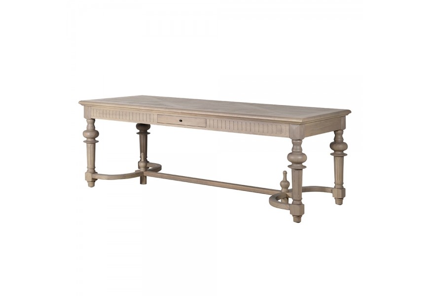 Luxusný vidiecky vintage jedálenský stôl Lilibet s obdĺžnikovou vrchnou doskou so zásuvkou s bohato vyrezávanými nožičkami s dizajnom sústruženého dreva s polkruhovými spojnicami z masívneho brestového dreva v svetlej hnedej krémovej farbe