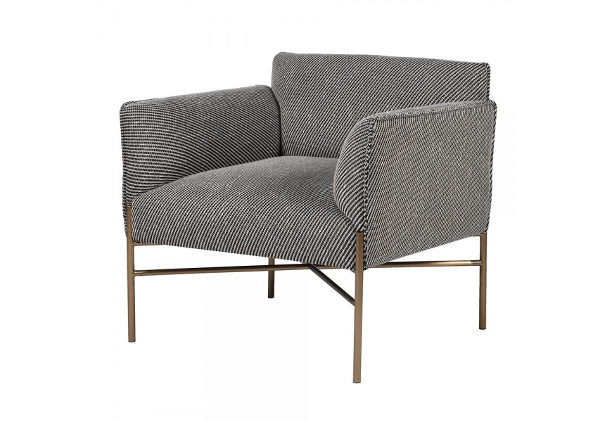 Luxusné moderné sivé čalúnené hranaté kreslo Alana s textilným poťahom s diagonálnym tkaním v bielej a čiernej farbe so štíhlymi nožičkami z kovu v zlatej farbe