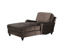Luxusná vintage glamour leňoška Ingren s čalúnením a poťahom zo zamatu v sivom odtieni taupe s nízkymi bočnými opierkami a predĺženým sedadlom s okrúhlymi nožičkami v čiernej farbe s vyrezávaným profilom