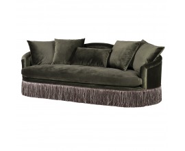 Luxusná klasická sedačka Roberta oválneho tvaru s opierkou s camelback dizajnom s oblúkom a vankúšmi s poťahom zo zamatu v olivovo zelenej farbe s ozdobnými sivými strapcami v spodnej časti