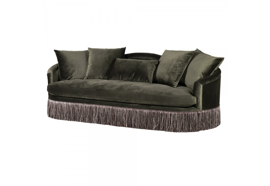 Luxusná klasická sedačka Roberta oválneho tvaru s opierkou s camelback dizajnom s oblúkom a vankúšmi s poťahom zo zamatu v olivovo zelenej farbe s ozdobnými sivými strapcami v spodnej časti