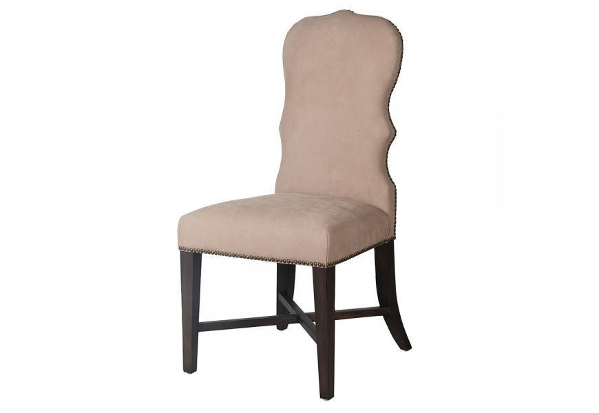 Luxusná zámocká kožená jedálenská stolička Tonnie s tmavou hnedou drevenou podstavou s krížovou spojnicou z masívneho dreva s poťahom z pravej kože v béžovej farbe s tvarovanou vysokou opierkou a vybíjaním kovovými nitmi