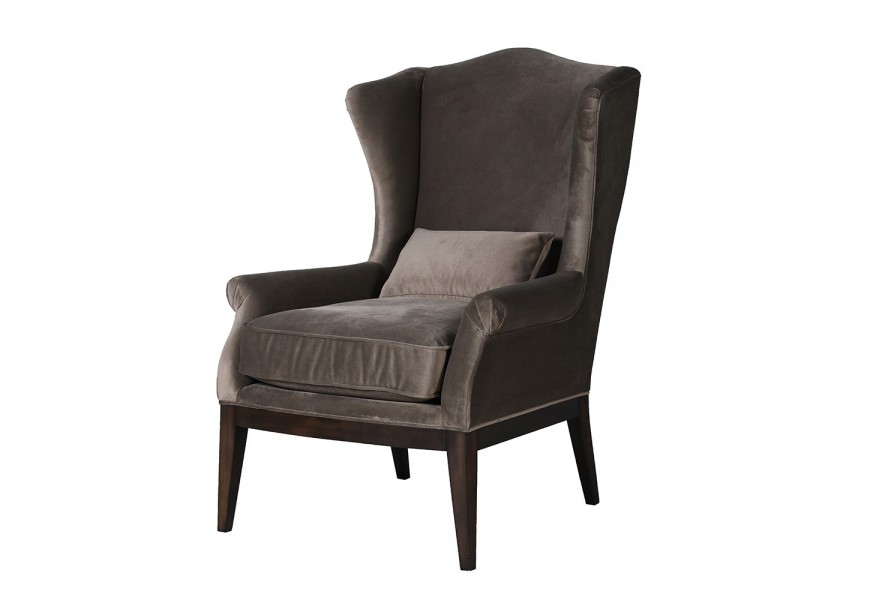 Luxusné vintage sivé kreslo Jude v taupe odtieni so zamatovým poťahom a vankúšom s vysokou chrbtovou opierkou s bočnicami a podstavou so štyrmi nohami z dreva v tmavom hnedom lakovaní