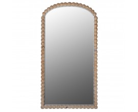 Luxusné vintage vysoké zrkadlo Boia s rámom s klenutým oblúkom vo vrchnej časti z masívneho recyklovaného dreva v naturálnej hnedej farbe s priznanou kresbou letokruhov s vyrezávaným profilom v podobe guličiek