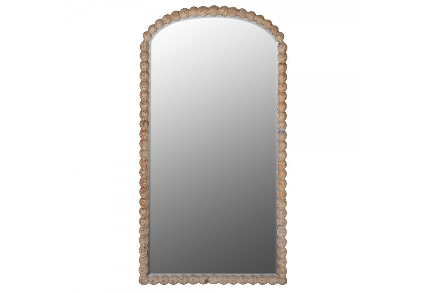 Luxusné vintage vysoké zrkadlo Boia s rámom s klenutým oblúkom vo vrchnej časti z masívneho recyklovaného dreva v naturálnej hnedej farbe s priznanou kresbou letokruhov s vyrezávaným profilom v podobe guličiek