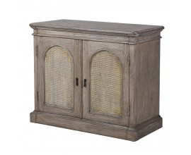 Luxusný vidiecky masívny príborník Rickon s dvomi dvierkami s ratanovým výpletom s klenutým oblúkom vo vrchnej časti z dreva mindi so starožitnou povrchovou úpravou v hnedosivej farbe